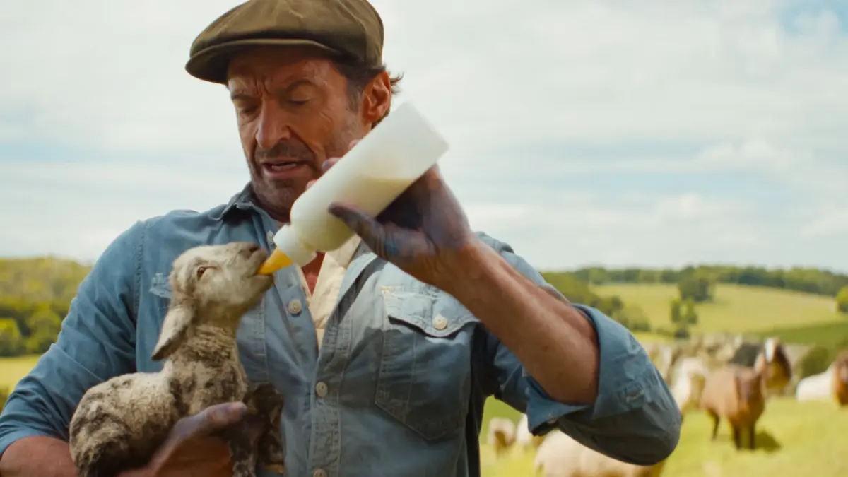 Kinostart - „Glennkill: Ein Schafskrimi“: HANDOUT - 18.04.2026, ---: Hugh Jackman als Schäfer George Hardy in einer Szene des Films «Glennkill: Ein Schafskrimi» (undatierte Filmszene). Der Film kommt am 14.05.2026 in die deutschen Kinos. (zu dpa: ««Glennkill: Ein Schafskrimi» berührt mit sehr menschlichen Fragen») Foto: -/Amazon MGM Studios/dpa +++ dpa-Bildfunk +++