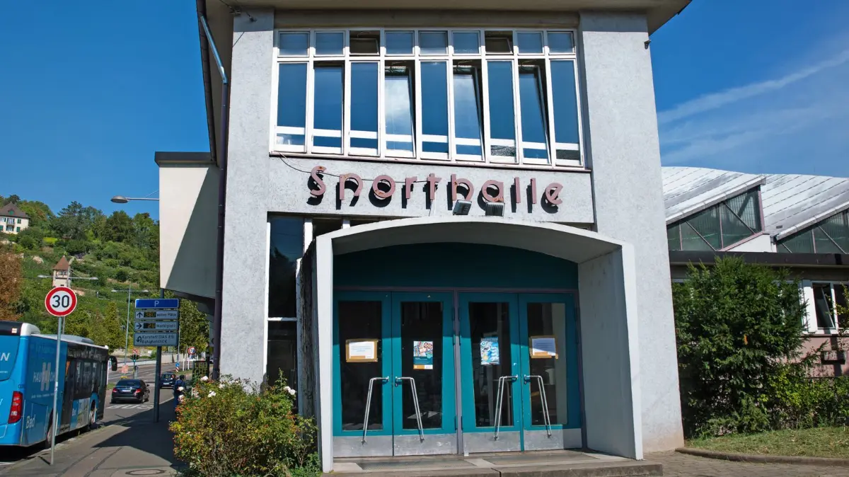 Schließung der Schelztorhalle Esslingen.
Daher stehen Bürgermeister Hans-Georg Sigel, Oliver Wannek, Leiter der Städtischen Gebäude Esslingen sowie Ramazan Balci vom beauftragten Ingenieurbüro .