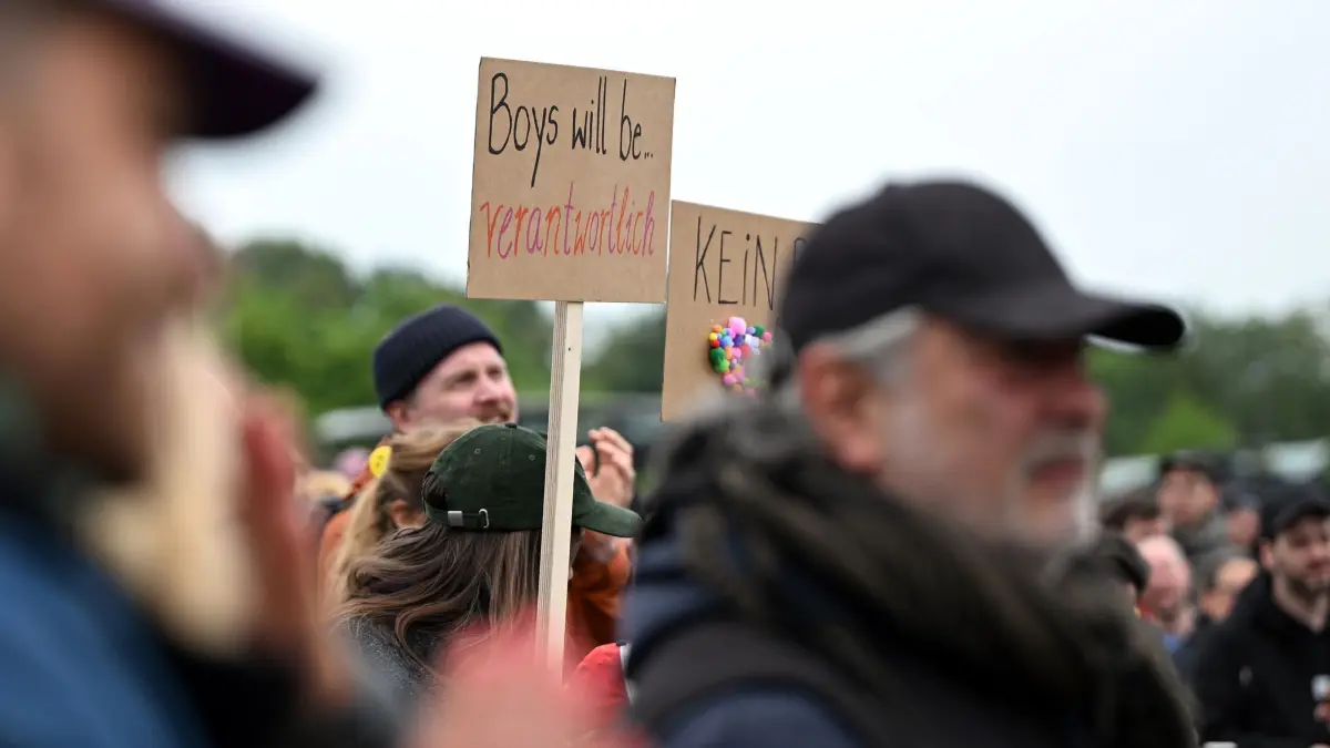 Kundgebung am Vatertag: 14.05.2026, Hamburg: Zum Herrentag demonstrieren unter dem Motto «Come on, Boys! – aka Der Bollerwagen der Würde» auf dem Heiligengeistfeld zahlreiche Menschen gegen Gewalt an Frauen. Foto: Lilli Förter/dpa +++ dpa-Bildfunk +++