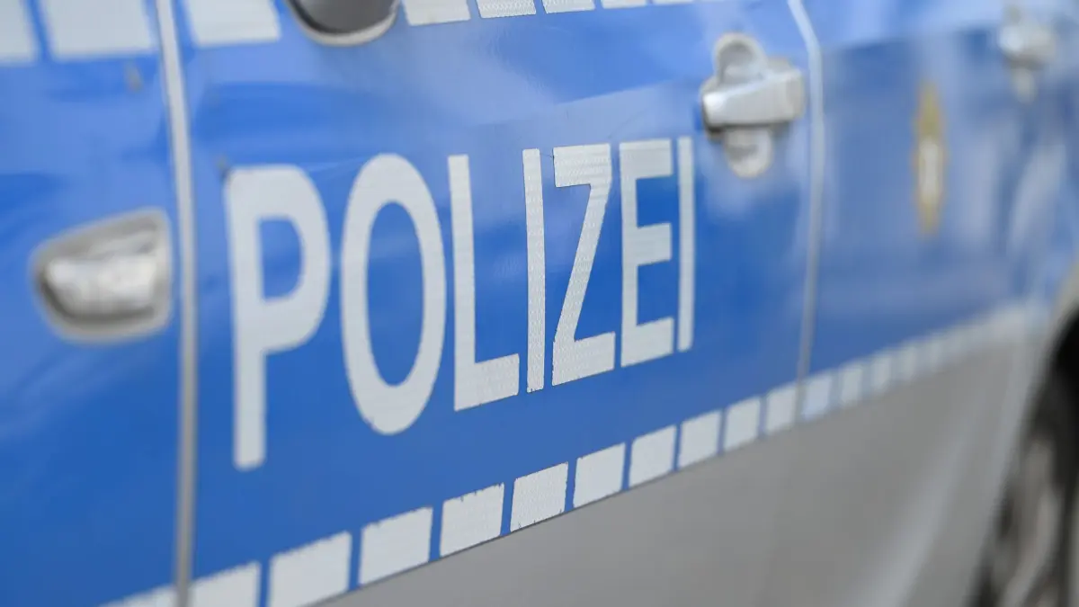 Polizei: ARCHIV - 22.07.2025, Berlin: Ein Polizeiwagen steht in Berlin vor dem Schloss Bellevue. (zu dpa: «Mutmaßliche Sexualstraftat in Berlin - Frau stürzt aus Haus») Foto: Malin Wunderlich/dpa +++ dpa-Bildfunk +++