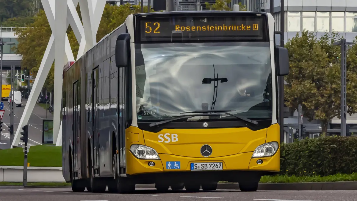 Porscheplatz, Stuttgart Zuffenhausen mit Porsche Hauptverwaltung und Linienbus der Linie 52 der SSB. Kunstwerk Inspiration 911 von Gerry Judah: drei Stelen, die in bis zu 24 Metern Höhe je einen Porsche 911 präsentieren. // 29.09.2025: Stuttgart, Baden-Württemberg, Deutschland *** Porscheplatz, Stuttgart Zuffenhausen with Porsche headquarters and SSB bus line 52 Artwork Inspiration 911 by Gerry Judah Three steles, each up to 24 meters high, each presenting a Porsche 911 29 09 2025 Stuttgart, Baden Württemberg, Germany
