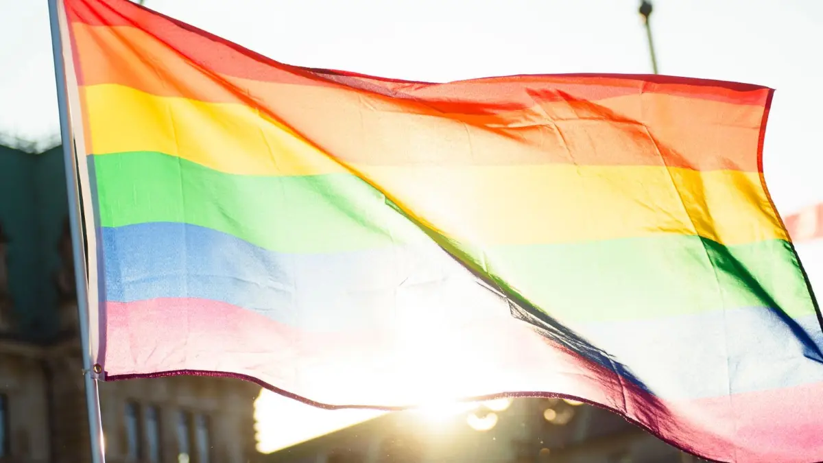 Regenbogenflagge: ARCHIV - 17.05.2024, Hamburg: Eine Regenbogenflagge weht am Hamburger Bahnhof. (zu dpa: «Anstieg gemeldeter queerfeindlicher Straftaten im Norden») Foto: Gregor Fischer/dpa +++ dpa-Bildfunk +++