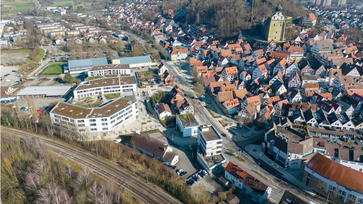 BBKZ: Herrenberg wird von den Bahngleisen durchtrennt. An einigen Stellen sollen Durchstiche für Fussgaenger/Radler entstehen, die sind aber sehr teuer - zum Beispiel am Seelaender-Areal. Bitte Foto vom Bahndamm von der Stadionseite aus, damit der Bahndamm und dahinter Altstadt und Stadtkirche zu sehen sind. Gute Position ca. am Spielplatz Aischbachstrasse. - Aischbachstraße 4 , Herrenberg 71083 Deutschland Spielplatz, 10.02.2023,
Foto: DROFITSCH/EIBNER