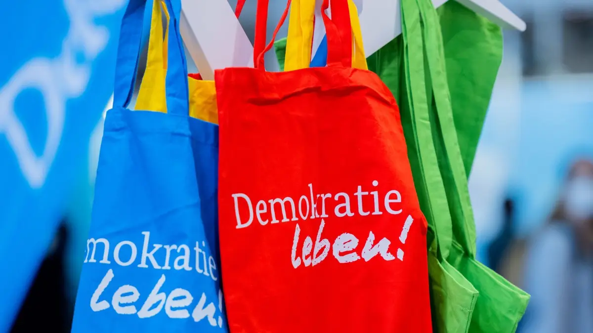 Förderstopp für Demokratieprojekte betrifft 41 Projekte im Osten: ARCHIV - 07.06.2022, Nordrhein-Westfalen, Köln: «Demokratie leben!» steht 2024 auf Stofftaschen bei der Bildungsmesse didacta in Köln. (Symbolbild) (zu dpa: «Förderstopp bedroht 41 Demokratieprojekte im Osten») Foto: Rolf Vennenbernd/dpa +++ dpa-Bildfunk +++