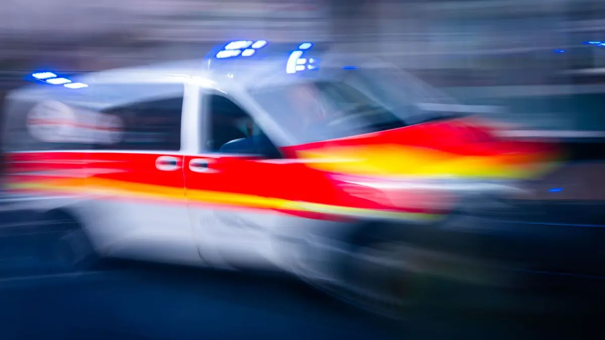 Notarzt im Blaulicht-Einsatz: ARCHIV - 30.09.2024, Mecklenburg-Vorpommern, Schwerin: Ein Rettungsfahrzeug ist mit Blaulicht auf einer Straße unterwegs. (zu dpa: «Auto prallt gegen Baum: Fahrer lebensbedrohlich verletzt») Foto: Jens Büttner/dpa +++ dpa-Bildfunk +++