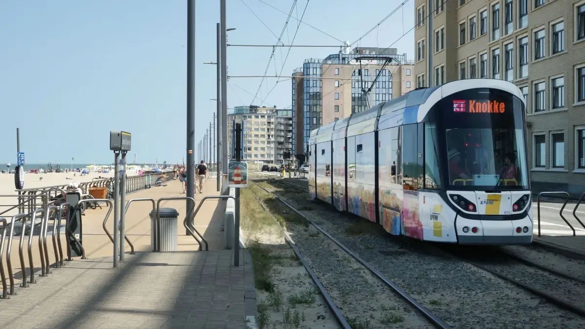 Straßenbahn auf der Kusttram-Route in Belgien