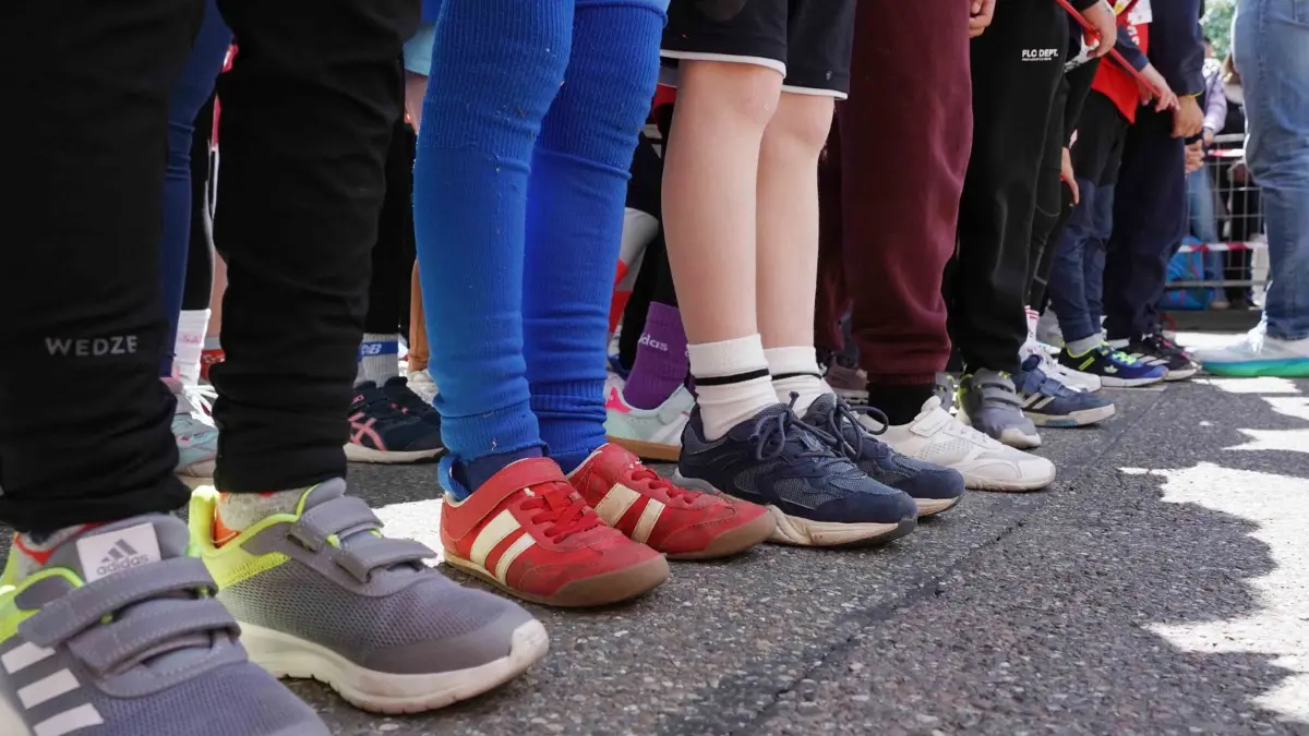 33. Stuttgarter Stadtlauf der Start fuer die Kinder war am Martin Schrenk Weg Richtung Station, das Ziel war acuh die MHP Arena, Hunderte Kinder liefen die ganz kleinen duerften schon um 14.00 Uhr laufen, dann gabs mehrere Alters Klassen. Foto Andreas Rosar Fotoagentur-Stuttgart 16.05.2026
