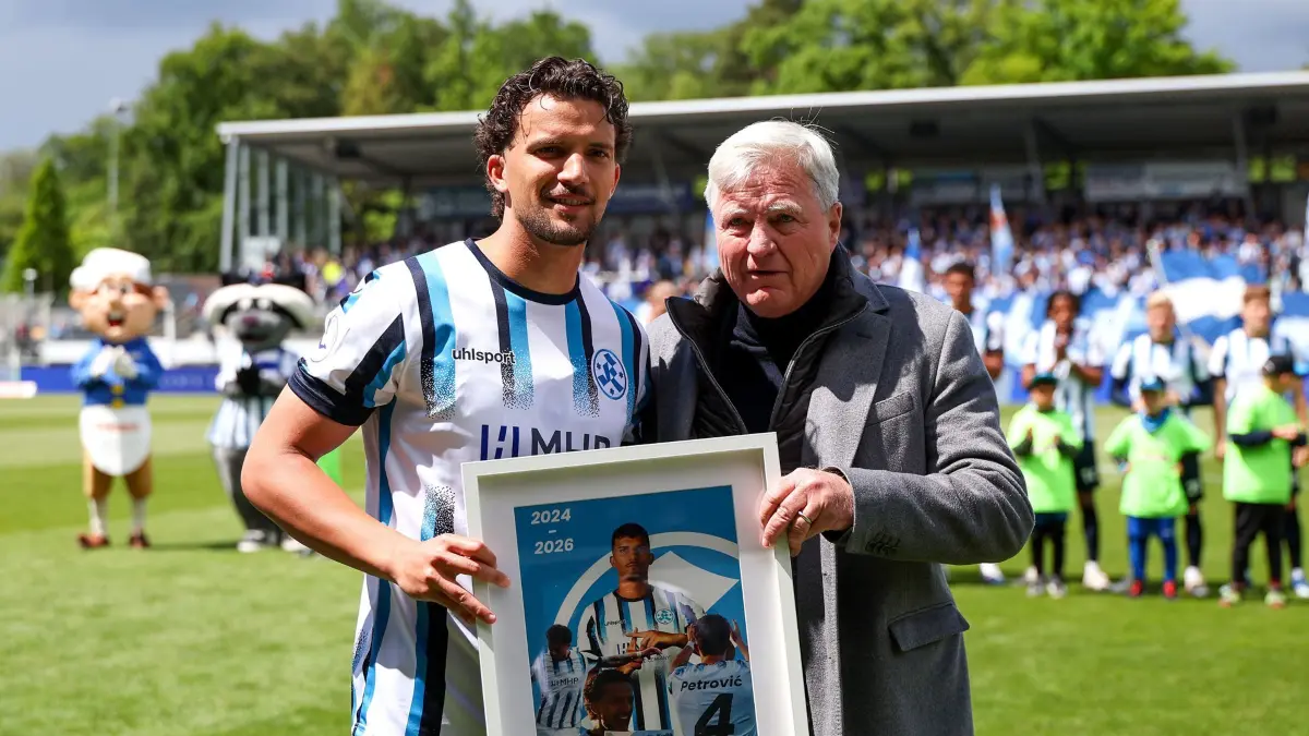 BAU // 16.05.2026, Deutschland, Stuttgart, Fussball Regionalliga Südwest,
SV Stuttgarter Kickers vs. SG Sonnenhof GroÃaspach, Verabschiedung, v.l. Kickers Präsident Rainer Lorz, Milan Petrovic (Kickers)