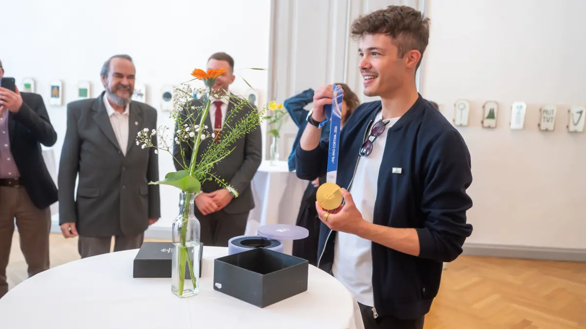 Eintragung ins Goldene Buch Olympiasieger Philipp Raimund