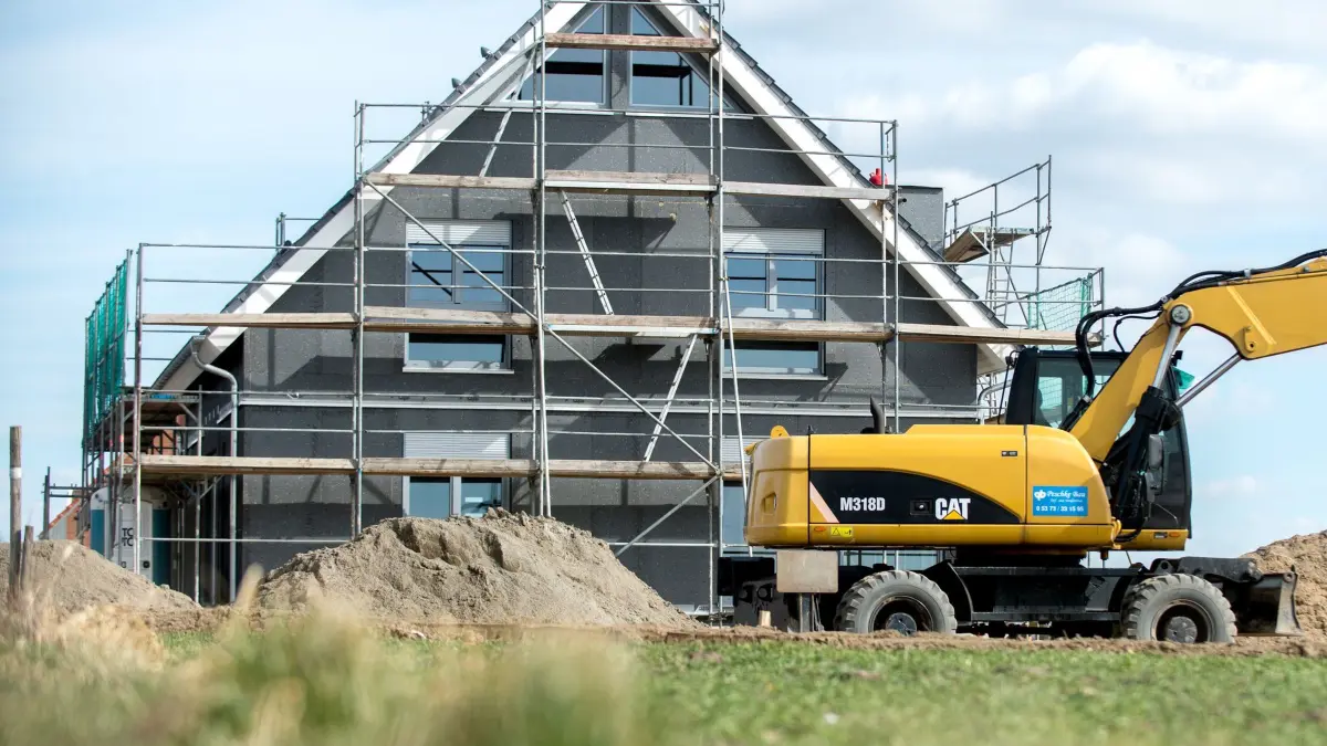 Baustelle eines Einfamilienhauses: ARCHIV - 21.03.2018, Niedersachsen, Leiferde: Ein Bagger steht vor dem Neubau eines Eigenheims. (zu dpa: «Baugenehmigungen steigen stark - Iran-Krieg dämpft Hoffnung») Foto: Hauke-Christian Dittrich/dpa/dpa-tmn +++ dpa-Bildfunk +++