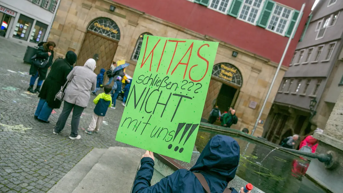 foto: Roberto Bulgrin
18. 05. 2026
Esslingen, Rathausplatz, altes Rathaus, Demo gegen Kindergartenschliessungen vor der Sitzung des Gemeinderats