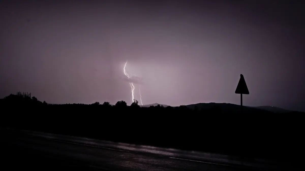 Blitz und Donner in Sachsen-Anhalt: ARCHIV - 26.06.2024, Sachsen-Anhalt, Elbingerode: Blitze eines Gewitters leuchten am Abendhimmel in der Harzregion bei Elbingerode. (zu dpa: «Blitz und Donner in Sachsen-Anhalt») Foto: Matthias Bein/dpa +++ dpa-Bildfunk +++