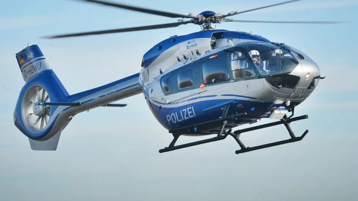 Die Polizei setzte bei ihrer Suche einen Hubschrauber ein (Symbolfoto).