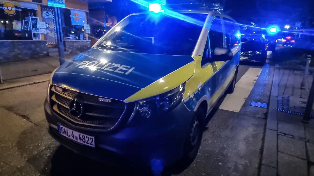 Stuttgart-Weilimdorf:Nach Auseinandersetzung Stadtbahnfahrer angegriffen-Zeugen gesucht: Polizeibeamte haben am spaeten Montagabend (18.05.2026) einen 23 Jahre alten Mann festgenommen, der einen Stadtbahnfahrer angegriffen haben soll. Ersten Erkenntnissen zufolge ging der 23-Jaehrige gegen 23.00 Uhr, gemeinsam mit zwei 22 und 23 Jahre alten Maennern, von der Stadtbahnhaltestelle Bergheimer Hof ueber einen Feldweg in Richtung Giebel. Dort sollen sie von vier jungen Maennern im Alter von 20, 20, 20 und 19 Jahren mit Pfefferspray angegriffen worden sein, woraufhin die Gruppe um den 23-Jaehrigen die Flucht in verschiedene Richtungen ergriff. Der 22-Jaehrige verstaendigte daraufhin die Polizei. Waehrend der Fahndungsmassnahmen sprach ein 47-jaehriger Toyota-Fahrer die Polizeibeamten an. Ersten Erkenntnissen zufolge soll der 23-Jaehrige nach dem Pfeffersprayangriff in der Engelbergstrasse in Richtung des vorbeifahrenden Toyota geschlagen haben, sodass der 47-Jaehrige eine Gefahrenbremsung machen musste. Anschliessend soll der 23-Jaehrige an der Stadtbahnhaltestelle Bergheimer Hof in die U6 in Fahrtrichtung Flughafen eingestiegen sein. An der Haltestelle Loewen-Markt soll er aus dem ersten Waggon an die Tuer des 55 Jahre alten Stadtbahnfahrers geschlagen haben. Als dieser oeffnete, soll der 23-Jaehrige ihn mit einem spitzen Gegenstand angegriffen und verletzt haben. Die alarmierten Beamten nahmen den 23-Jaehrigen mit deutscher Staatsangehoerigkeit kurze Zeit spaeter fest. Er wird im Laufe des Dienstags (19.05.2026) auf Antrag der Staatsanwaltschaft Stuttgart einem Haftrichter vorgefuehrt. Alle uebrigen Beteiligten wurden nach Abschluss der polizeilichen Massnahmen auf freien Fuss gesetzt. Zeugen der Auseinandersetzung auf dem Feldweg werden gebeten, sich unter der Rufnummer +4971189905778 bei der Kriminalpolizei zu melden.