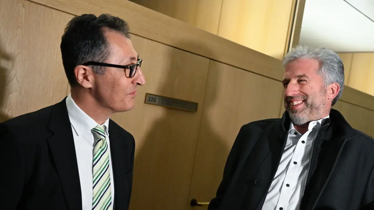 Cem Özdemir (links) und Boris Palmer am Wahlabend im Landtag in Stuttgart. Schon da suchte der Tübinger OB die Nähe zum Ministerpräsidenten.