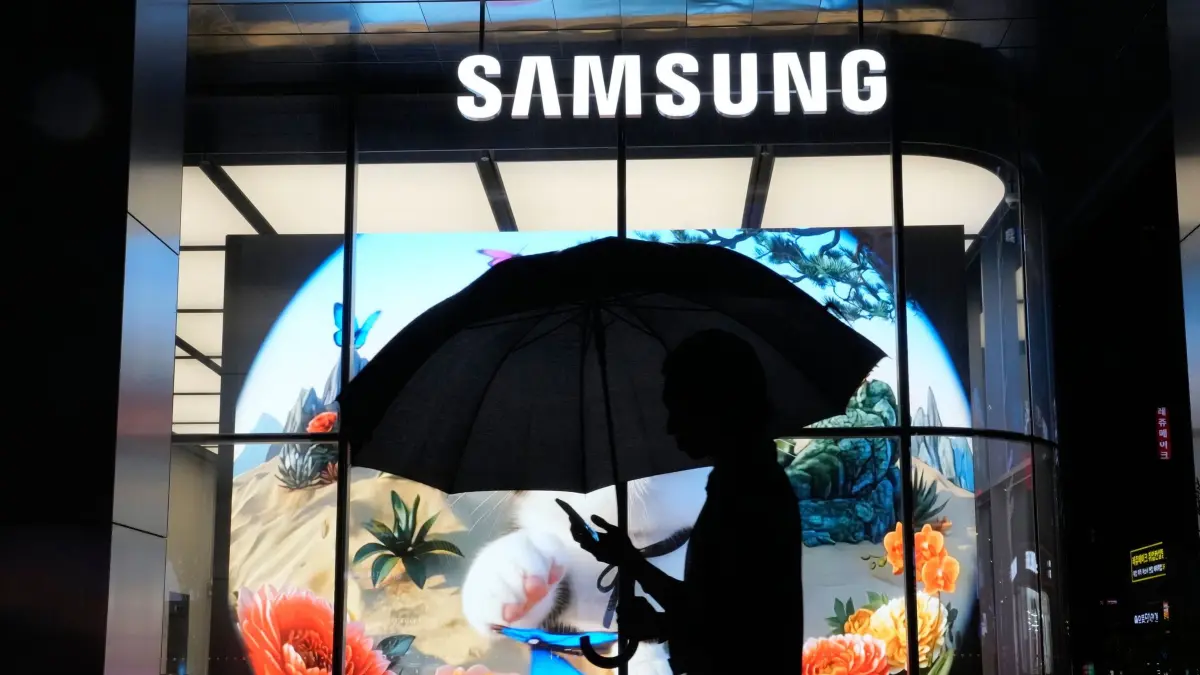 Samsung Store in Seoul: 20.05.2026, Südkorea, Seoul: Ein Passant geht mit einem Regenschirm am Samsung Gangnam Store in der südkoreanischen Hauptstadt vorbei. Foto: Ahn Young-joon/AP/dpa +++ dpa-Bildfunk +++
