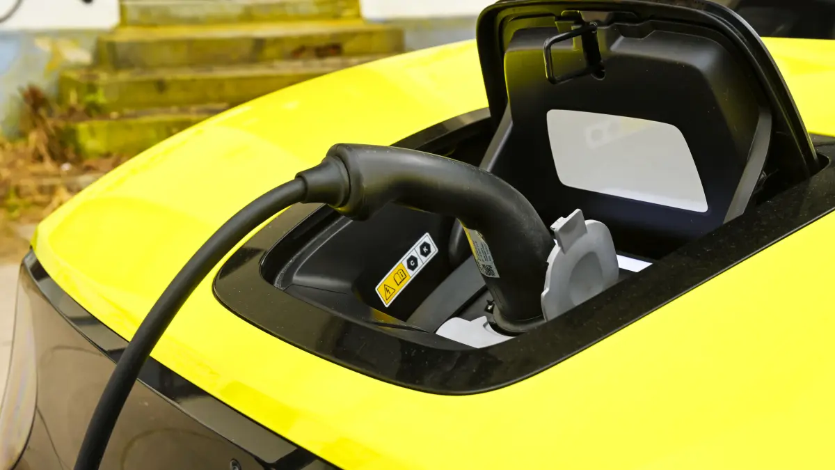 Bis zu 6.000 Euro: Neue E-Auto-Förderung des Bundes - Symbolbild: E-Auto wird an einer Ladesäule geladen in Hamburg, Deutschland +++ nur redaktionelle Nutzung