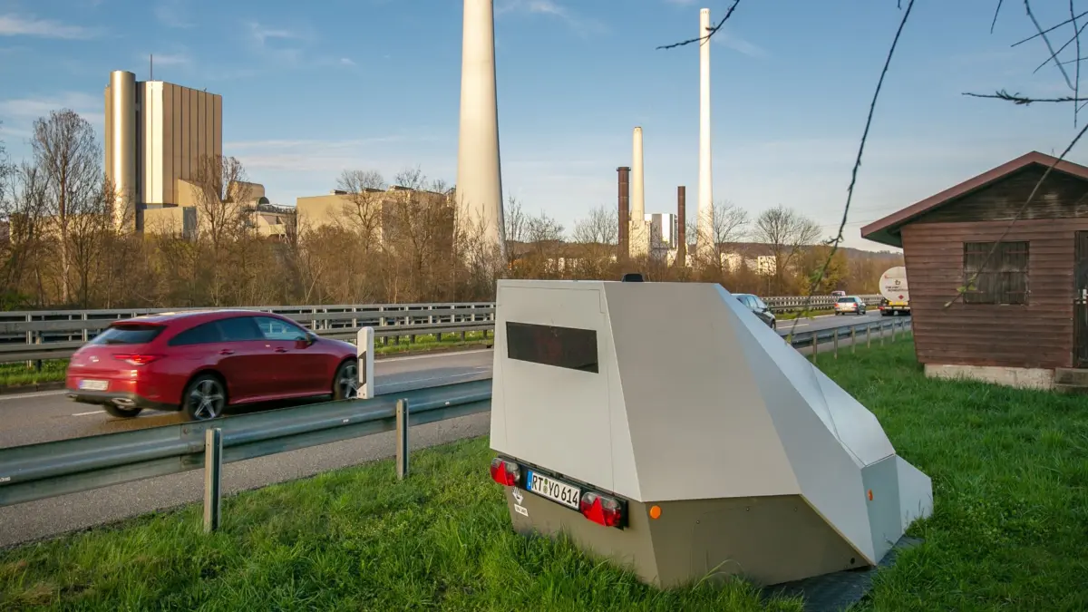 foto: roberto bulgrin
28 03 2023
Esslingen, Bußgelder, Blitzer und Beschwerden - Knöllchen und mehr in Esslingen: Die Bußgeldeinnahmen aufgrund von Verkehrsordnungswidrigkeiten sind von rund 2,9 Millionen Euro im Jahr 2021 auf rund 6,0 Millionen Euro im Jahr 2022 gestiegen
Blitzer auf der B10 zwischen Sirnau und Deizisau Richtung Plochingen