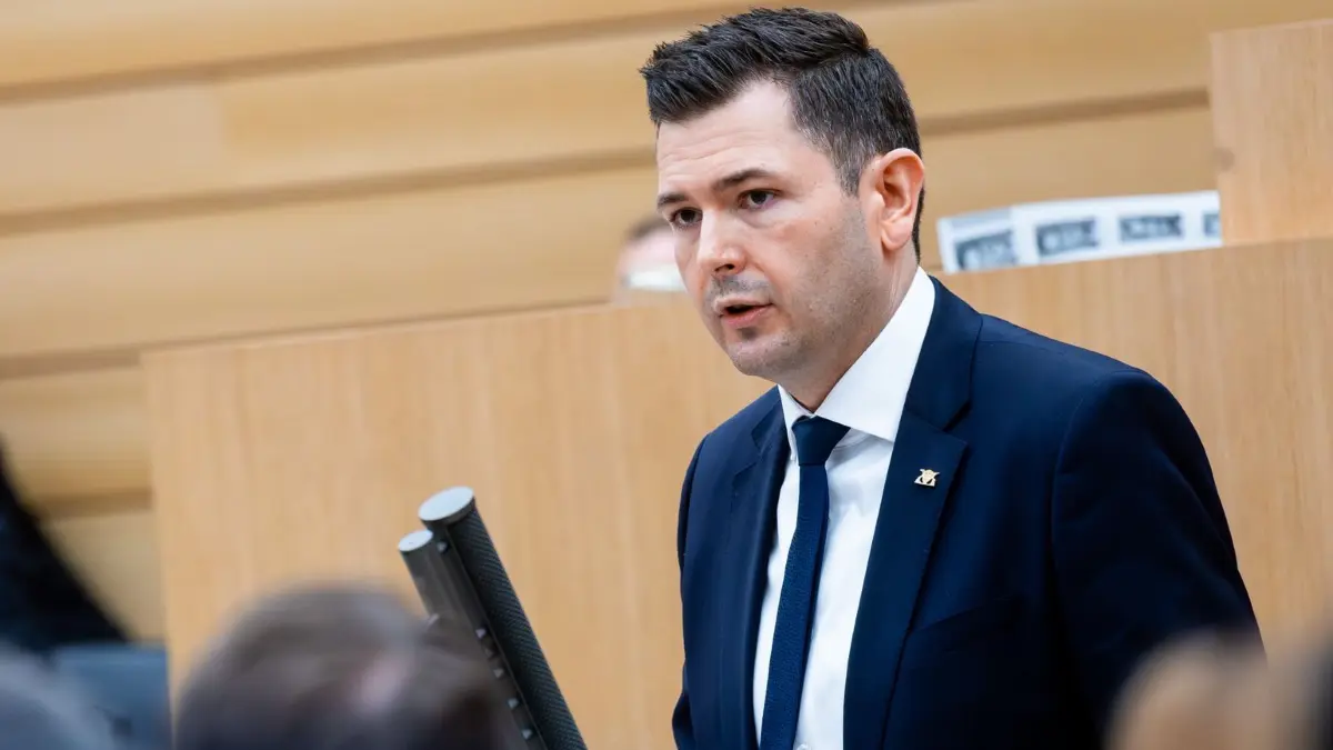 Landtag von Baden-Württemberg: 21.05.2026, Baden-Württemberg, Stuttgart: Tobias Vogt, Fraktionsvorsitzender der CDU im Landtag von Baden-Württemberg, spricht bei einer Landtagssitzung im Plenarsaal am Rednerpult. Die Sitzung befasst sich unter anderem mit einer Aussprache über die Regierungserklärung von Ministerpräsident Özdemir. Foto: Christoph Schmidt/dpa +++ dpa-Bildfunk +++