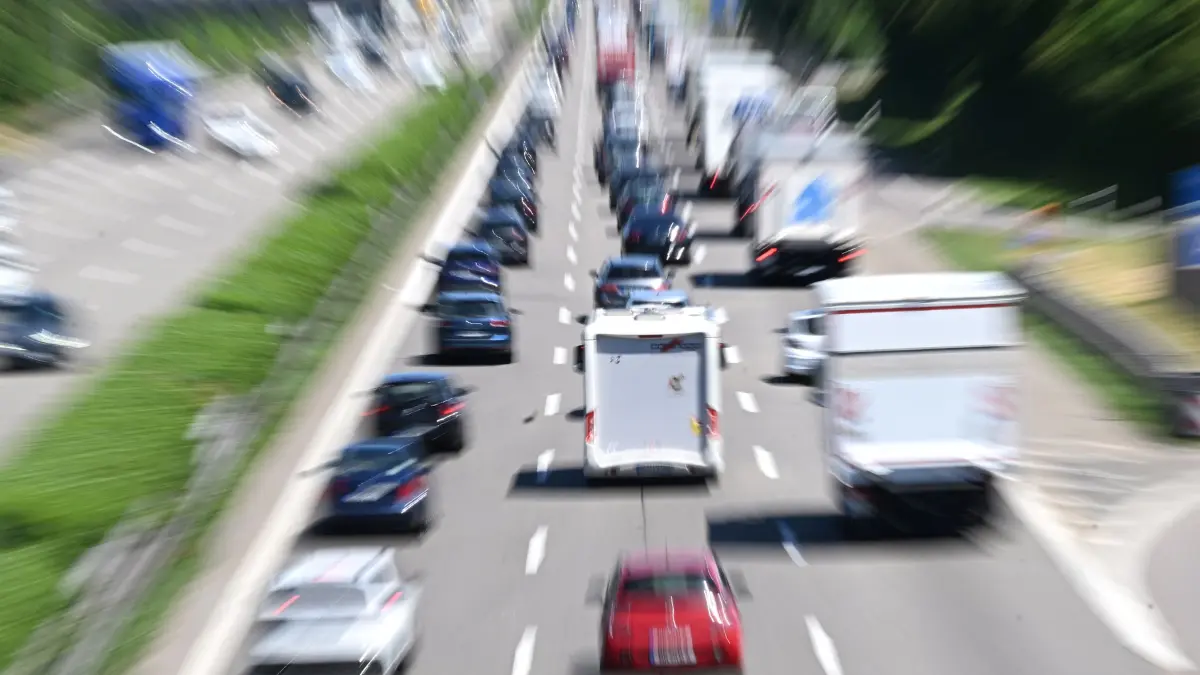 Pfingstverkehr - Autobahnen in Baden-Württemberg: 22.05.2026, Baden-Württemberg, Pleidelsheim: Autos, Wohnmobile und Lastwagen fahren zu Beginn der Pfingstferien im dichten, zähfließenden Verkehr auf der Autobahn 81 (Wischeffekt durch zoomen bei Langzeitbelichtung). Foto: Bernd Weißbrod/dpa +++ dpa-Bildfunk +++