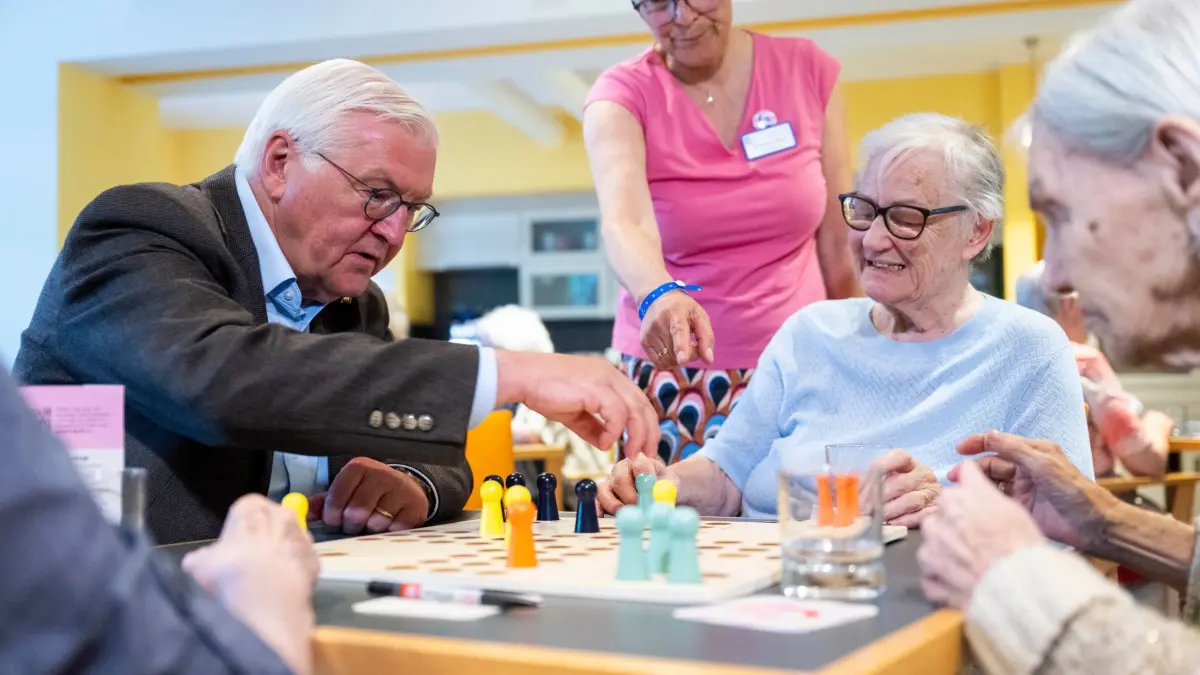 Ehrentag 2026 - Bundespräsident besucht Altersheim: 23.05.2026, Berlin: Bundespräsident Frank-Walter Steinmeier besucht ein Seniorenheim in Köpenick und spielt dort mit den Bewohnern „Mensch ärgere dich nicht“. Der Bundespräsident reist zum ersten deutschlandweiten Ehrentag zum Geburtstag des Grundgesetzes zu verschiedenen Mitmach-Aktionen. Foto: Christophe Gateau/dpa +++ dpa-Bildfunk +++