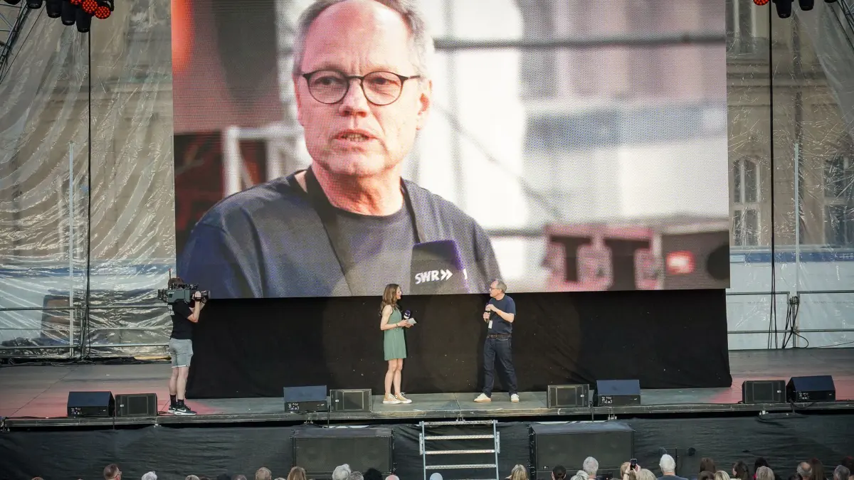 SWR Sommerfestival Premiere Tatort, mit Begrüßung von Kai Gniffke, Intendant des SWR - Lucys Geburtstag auf dem Schlossplatz