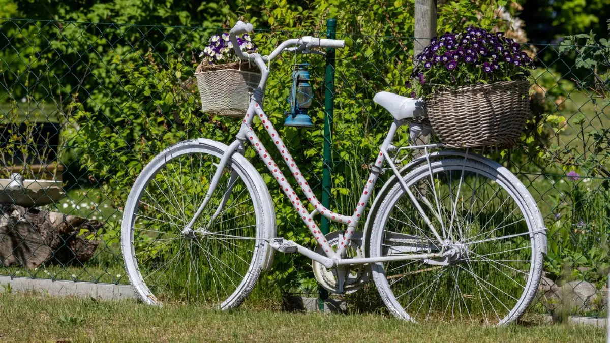 Sommerliches Wetter und Hitze - Pfingsten: 25.05.2026, Mecklenburg-Vorpommern, Mölschow: Ein Fahrrad steht an einem Wegesrand vor einem handgemalten Schild mit der Aufschrift «FeWo». Zu Pfingsten sorgt sommerliches Wetter auf der Insel Usedom für viel Ausflugsverkehr. Foto: Stefan Sauer/dpa +++ dpa-Bildfunk +++