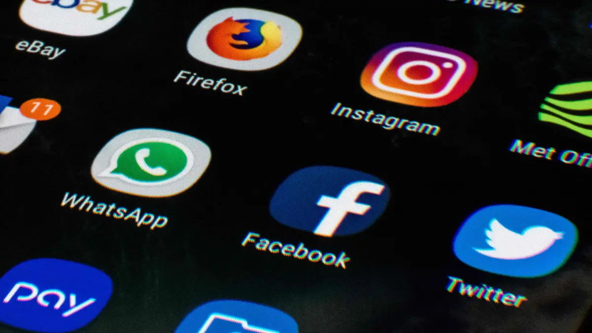 (FILES) This photo illustration shows a mobile phone screen displaying the icons for the social networking apps Facebook, Twitter and Instagram, taken in Manchester on March 22, 2018. Britain's most senior doctors have compared the growing alarm about social media's dangers for young people to past experiences around smoking, as a government consultation on the topical issue ends on May 26, 2026. (Photo by Oli SCARFF / AFP)
