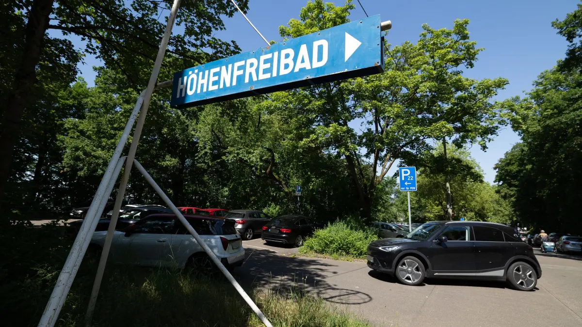 Höhenfreibad Killesberg: Volle und belegte Parkplätze am Höhenfreibad Killesberg. Die Stadt möchte diese nun kontrollieren.