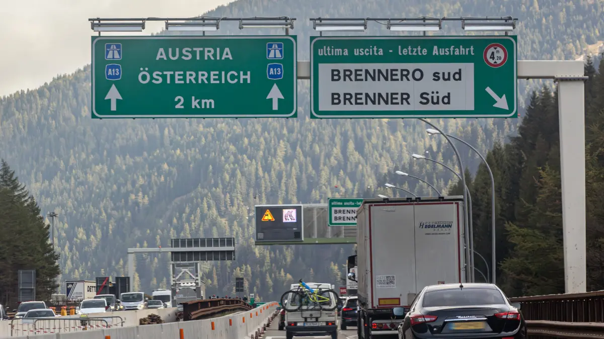 Die Brennerautobahn ist eine Autobahn, die von Innsbruck in Österreich Brenner Autobahn, A 13 über den Brennerpass nach Modena in Italien Autostrada A22 führt. Sie ist Teil der europäischen Nord-Süd-Verbindung mit der Europastraße 45. Brennerautobahn *** The Brennerautobahn is a highway that runs from Innsbruck in Austria Brenner Autobahn, A 13 over the Brenner Pass to Modena in Italy Autostrada A22 It is part of the European north-south connection with the European route 45 Brennerautobahn