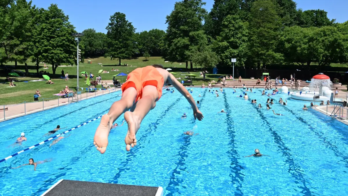 Wetter in Baden-Württemberg - Freibad: 27.05.2026, Baden-Württemberg, Stuttgart: Ein Junge springt im Freibad Möhringen bei sommerlichen Temperaturen in ein Schwimmbecken. Foto: Bernd Weißbrod/dpa - ACHTUNG: Nur zur redaktionellen Verwendung im Zusammenhang mit der aktuellen Berichterstattung +++ dpa-Bildfunk +++