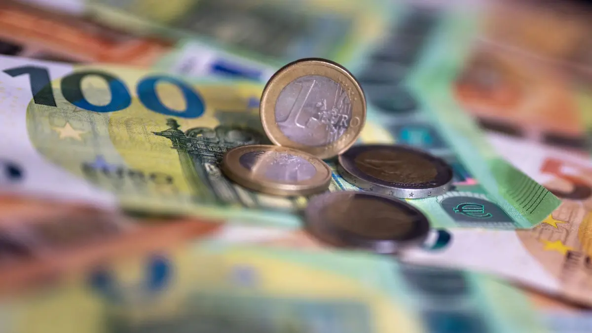 Entlastungspaket für Kommunen: ARCHIV - 21.08.2023, Berlin: Geldscheine mit dem Wert von 100 und 50 Euro und Münzen liegen auf einem Tisch. (Symbolbild) (zu dpa: «Hohe Soziallasten: Kommunen erhalten Extra-Hilfe vom Land») Foto: Monika Skolimowska/dpa +++ dpa-Bildfunk +++
