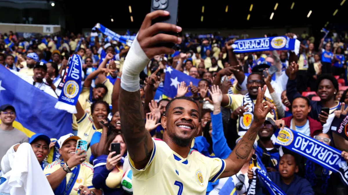 Schottland - Curaçao: 30.05.2026, Großbritannien, Glasgow: Fußball, Männer: Länderspiele, Schottland - Curaçao. Curacaos Juninho Bacuna macht ein Selfie mit den Fans nach der Partie. Foto: Andrew Milligan/PA Wire/dpa +++ dpa-Bildfunk +++