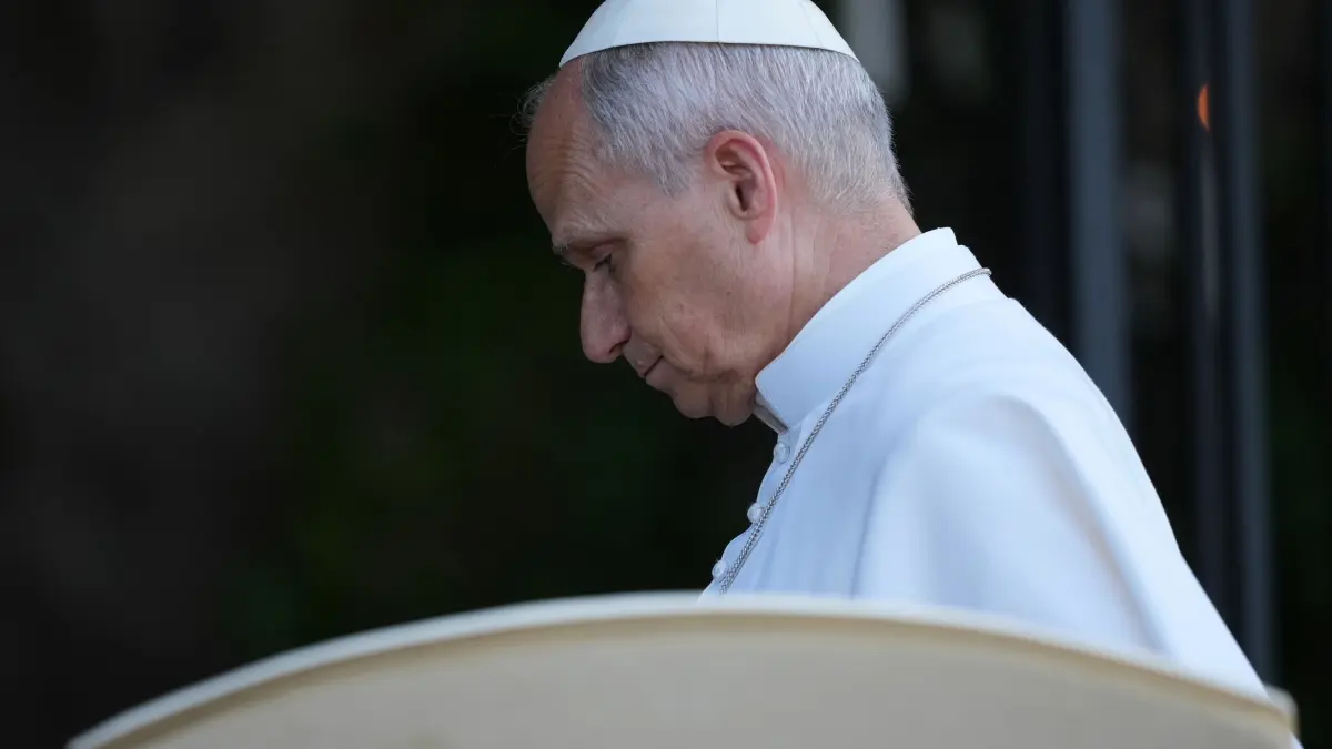 Papst Leo XIV.: 30.05.2026, Vatikan, Vatikanstadt: Papst Leo XIV. trifft ein, um anlässlich des Abschlusses des Marienmonats Mai in der Grotte Unserer Lieben Frau von Lourdes in den Vatikanischen Gärten den Rosenkranz für den Frieden zu leiten. Foto: Andrew Medichini/AP/dpa +++ dpa-Bildfunk +++