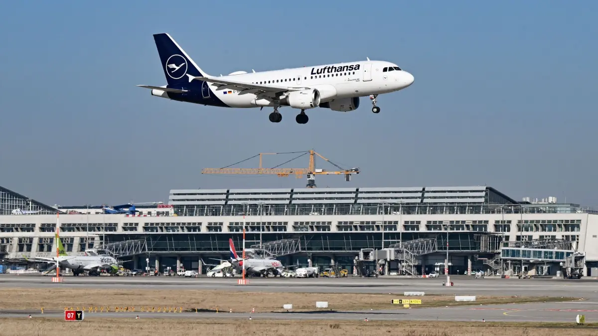 ARCHIV - 04.03.2022, Baden-Württemberg, Stuttgart: Auf dem baden-württembergischen Landesflughafen, dem Flughafen Stuttgart, landet eine Maschine von Lufthansa. (zu dpa: «Auch am Dienstag Flugausfälle am Stuttgarter Flughafen») Foto: Bernd Weißbrod/dpa +++ dpa-Bildfunk +++
