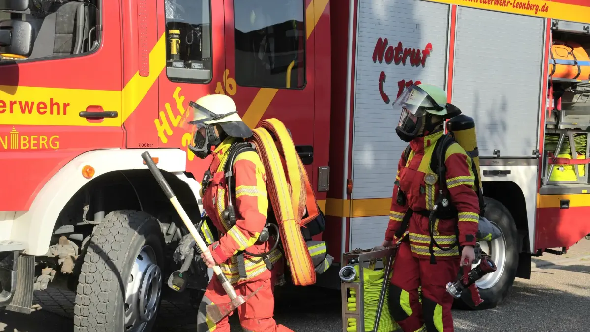 Leonberg-Warmbronn: Brand im Hochhaus : Am Samstagabend kam es in Warmbronn zu einem groesseren Feuerwehreinsatz. Gemeldet wurde eine Rauchentwicklung aus einem Fenster des Hochhaus. Beim Eintreffen der Feuerwehr konnte der Grund fuer die Rauchentwicklung schnell festgestellt werden. Es handelte sich um vergessenes Essen auf dem Herd<br />
. Es kam zu keinem Feuer. Der Bewohner kam mit einer Rauchgasvergiftung in ei Krankenhaus. Die Wohnung bleibt bewohnbar.
