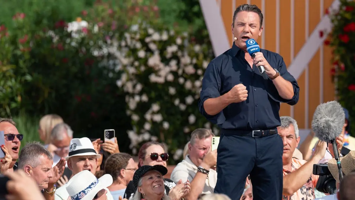31.05.2026, Baden-Württemberg, Rust: Sänger und Moderator Stefan Mross steht vor Beginn der Liveübertragung der ARD-Schlagershow "Immer wieder sonntags" auf der Bühne und singt. In diesem Jahr werden die letzten 13 Live-Ausgaben des Formats mit dem Traunsteiner Moderator Stefan Mross produziert. Foto: Silas Stein/dpa +++ dpa-Bildfunk +++