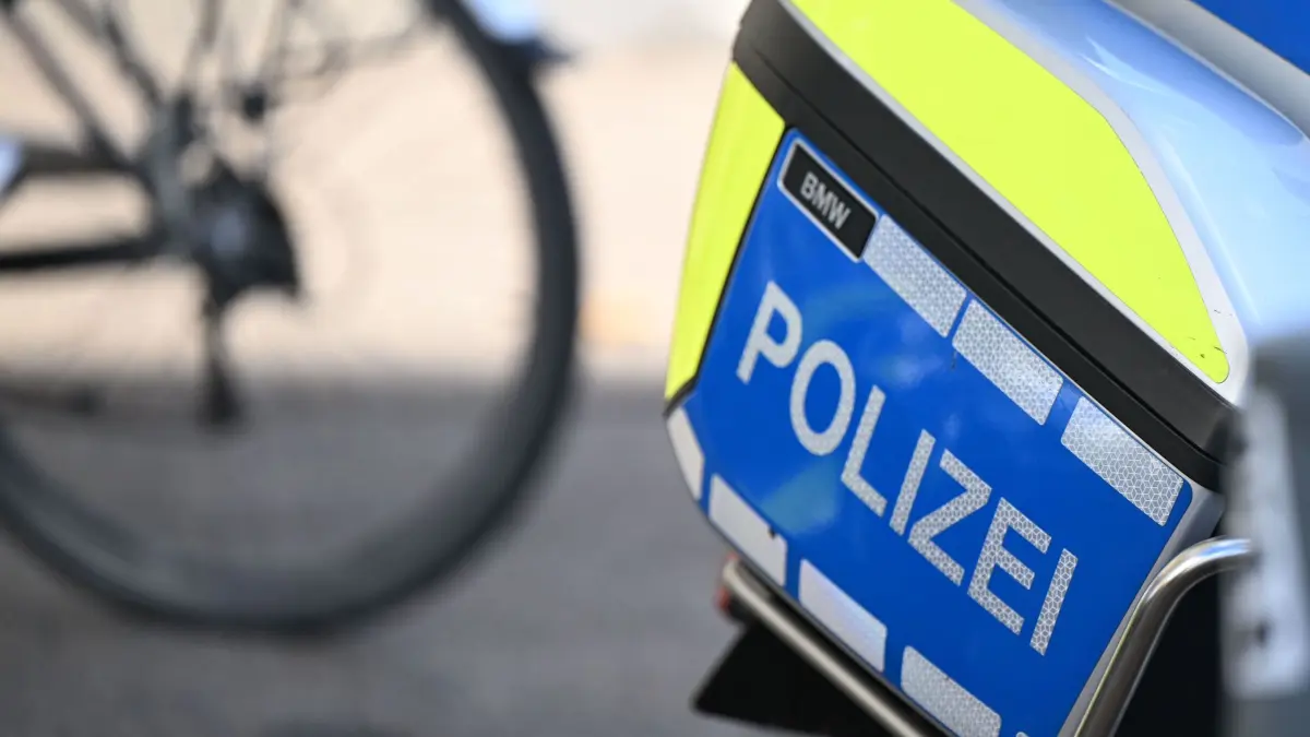 Schwerer Fahrradunfall in Schleswig-Flensburg: ARCHIV - 30.10.2025, Baden-Württemberg, Mannheim: Der Schriftzug Polizei ist auf einem Polizeimotorrad angebracht. (zu dpa: «Unfall mit Kind: Radfahrer stirbt nach Sturz in Kurve») Foto: Bernd Weißbrod/dpa +++ dpa-Bildfunk +++