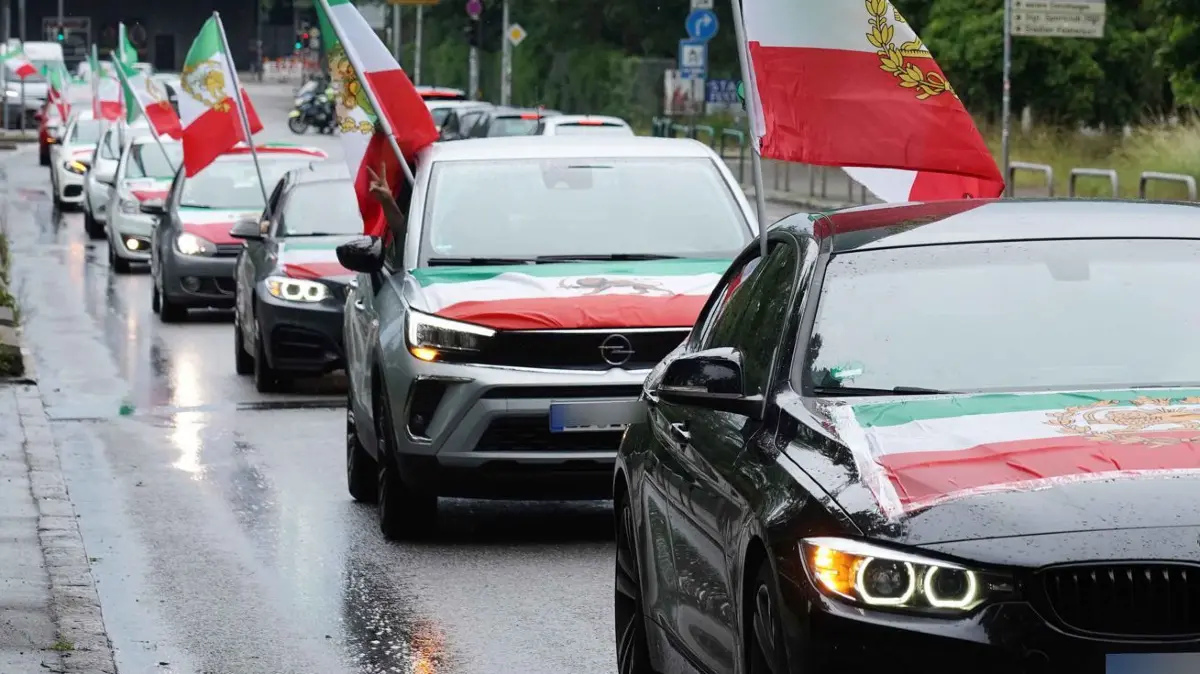Stuttgart Iran Autokorso durhc die Stadt. Autokorso fuer die Solidaritaet mit dem verstorbenen Menschen im Iran gedenken. ca. 100 Fahrzeuge waren bei Korso dabei, die Polizei sperrte mehrere Strassen ab. Start war war um 13.30 Uhr auf den P9 Cannstatter Wasen dann ging Richtung Pragsattel , Heilbronnerstrasse , Theodor-Heuss-Strasse und Hauptsaetterstrasse und zurueck zum Wasen. Infos Tel 0163-1713200.
Foto Andreas Rosar Fotoagentur-Stuttgart 31.05.2026