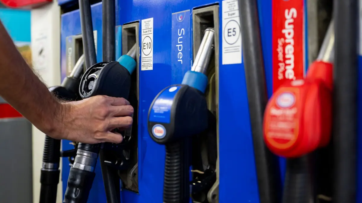 Verbraucherschützerin kritisiert Tankrabatt: ARCHIV - 01.09.2022, Bayern, München: Ein Autofahrer hängt an einer Tankstelle eine Zapfpistole in die Zapfsäule. (zu dpa: «Tankrabatt und Ölpreise drücken Spritkosten im Mai») Foto: Lennart Preiss/dpa +++ dpa-Bildfunk +++