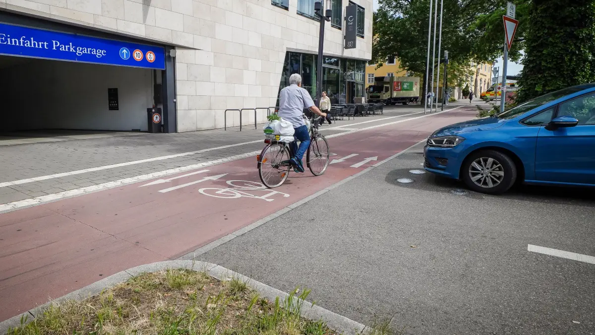 Einfahrt ins Breuninger-Parkhaus am Dorotheen-Quartier sorgt regelmäßig für Rückstau auf der B14, weil diese unter anderem den Radweg kreuzen: Einfahrt ins Breuninger-Parkhaus am Dorotheen-Quartier sorgt regelmäßig für Rückstau auf der B14, weil diese unter anderem den Radweg kreuzen