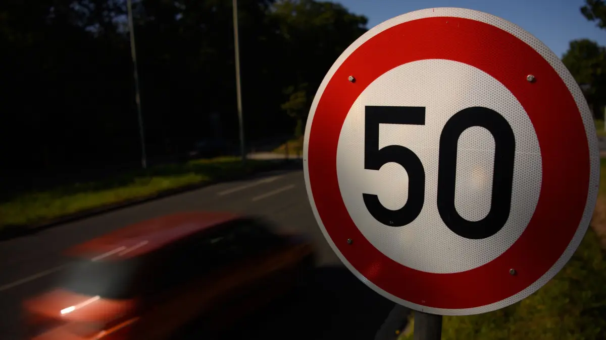 Verkehrssünder bringen Sachsen mehr Geld im ersten Halbjahr ei: ARCHIV - 17.09.2020, Sachsen, Dresden: Ein Verkehrsschild zur Geschwindigkeitsbegrenzung auf Tempo 50 steht auf einer Hauptstraße in Dresden, während ein Auto vorbei fährt. Verkehrssünder haben den drei größten sächsischen Städten und der Landesdirektion im ersten Halbjahr 2022 deutlich mehr Geld in die Kassen gespült als Vorjahreszeitraum. . (zu dpa: «Verkehrsschilder für Tempolimit gestohlen - Polizei rätselt») Foto: Robert Michael/dpa-Zentralbild/dpa +++ dpa-Bildfunk +++