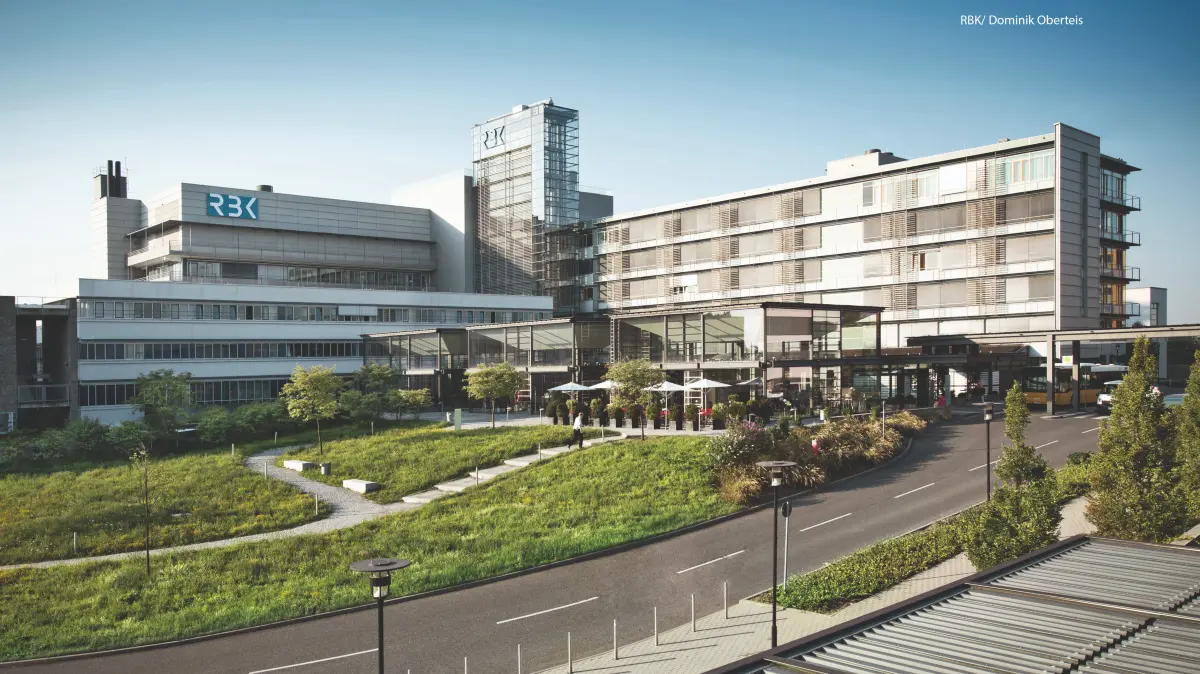 Das Robert Bosch Krankenhaus ist von der Robert Bosch Stiftung gefördert und Teil des Bosch Health Campus in Stuttgart: Mit 1191 Betten und über 3000 Mitarbeitenden nimmt das RBK an zwei Standorten in Stuttgart im Jahr bis zu 40.000 Patientinnen und Patienten stationär auf. Spitzenmedizin auf universitärem Niveau bietet das RBK mit seinen 20 Fachabteilungen, über 15 medizinischen Zentren und ambulanten und tagesklinischen Einrichtungen. Aus der Zusammenarbeit von Forschern und Behandlern ergeben sich für Patienten entscheidende Vorteile.