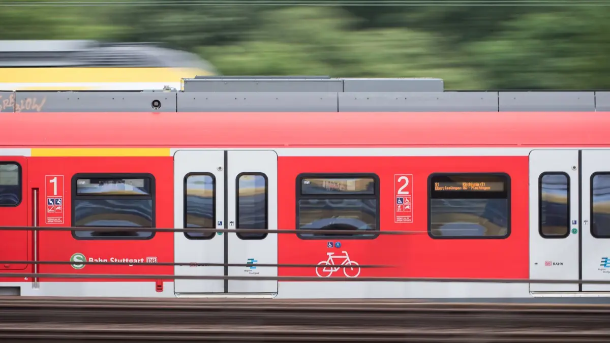 ARCHIV - 16.05.2018, Baden-Württemberg, Stuttgart: 16.05.2018, Baden-Württemberg, Stuttgart: Eine S-Bahn fährt auf dem Vorfeld des Hauptbahnhofs entlang. (zu dpa: «Störungen im Stuttgarter S-Bahnverkehr wegen Notarzteinsatz») Foto: Sebastian Gollnow/dpa +++ dpa-Bildfunk +++