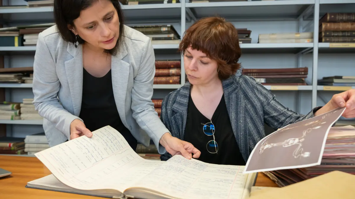 Landemuseum, Provenienzforscherin: Stuttgart, Gebäde der Markthalle.
Am Landemuseum ist eine Provenienzforscherin tätig und durchforstet die Bestände nach deren Herkunft und Erwerb. Nun werden 700 Objekte, die das Museum in den 60iger Jahren erworben hat, untersucht, ob sie Raubkunst der Nazis waren.
Im Bild:
Katharina Hardt(kurze Haare)
Malena Alderete