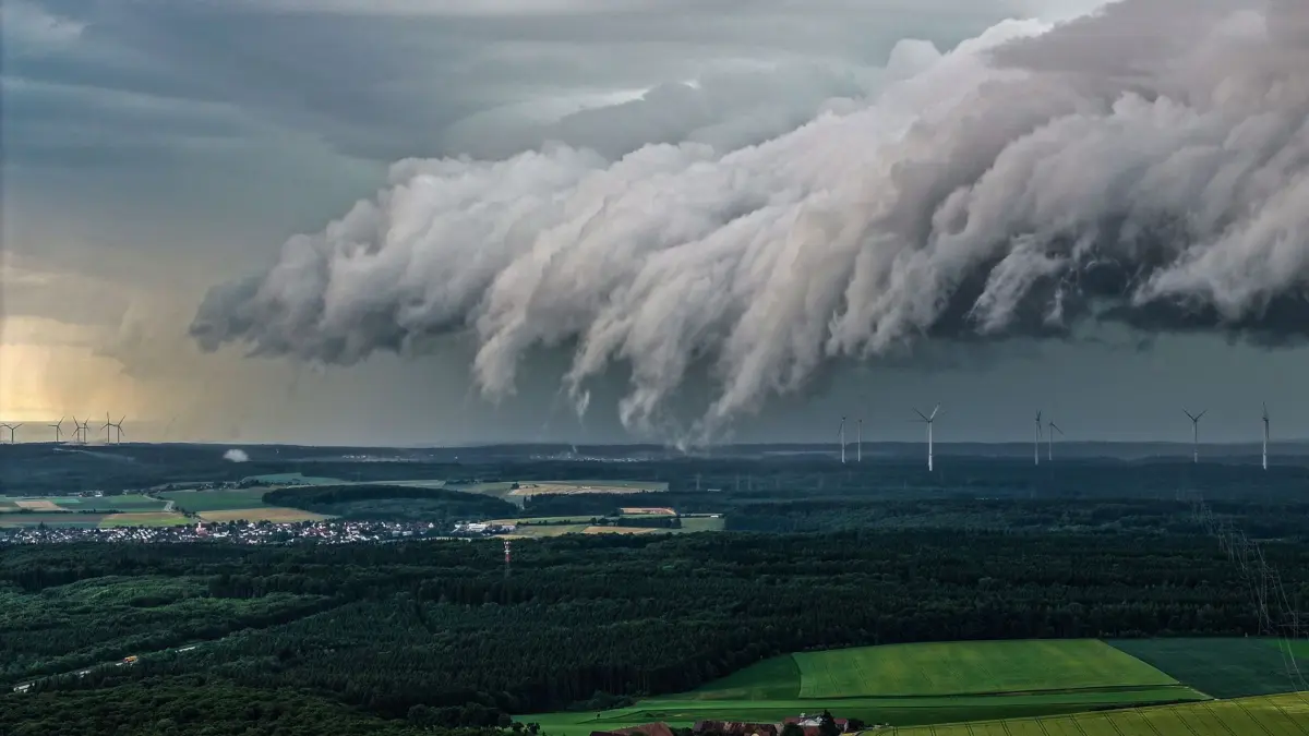 02.06.2026, Baden-Württemberg, Heidenheim an der Brenz: Eine Unwetterfront formiert sich (Aufnahme mit Drohne). Der Deutsche Wetterdienst rechnet in Baden-Württemberg weiter mit Schauern und örtlichen Gewittern. Foto: Jason Tschepljakow/dpa +++ dpa-Bildfunk +++