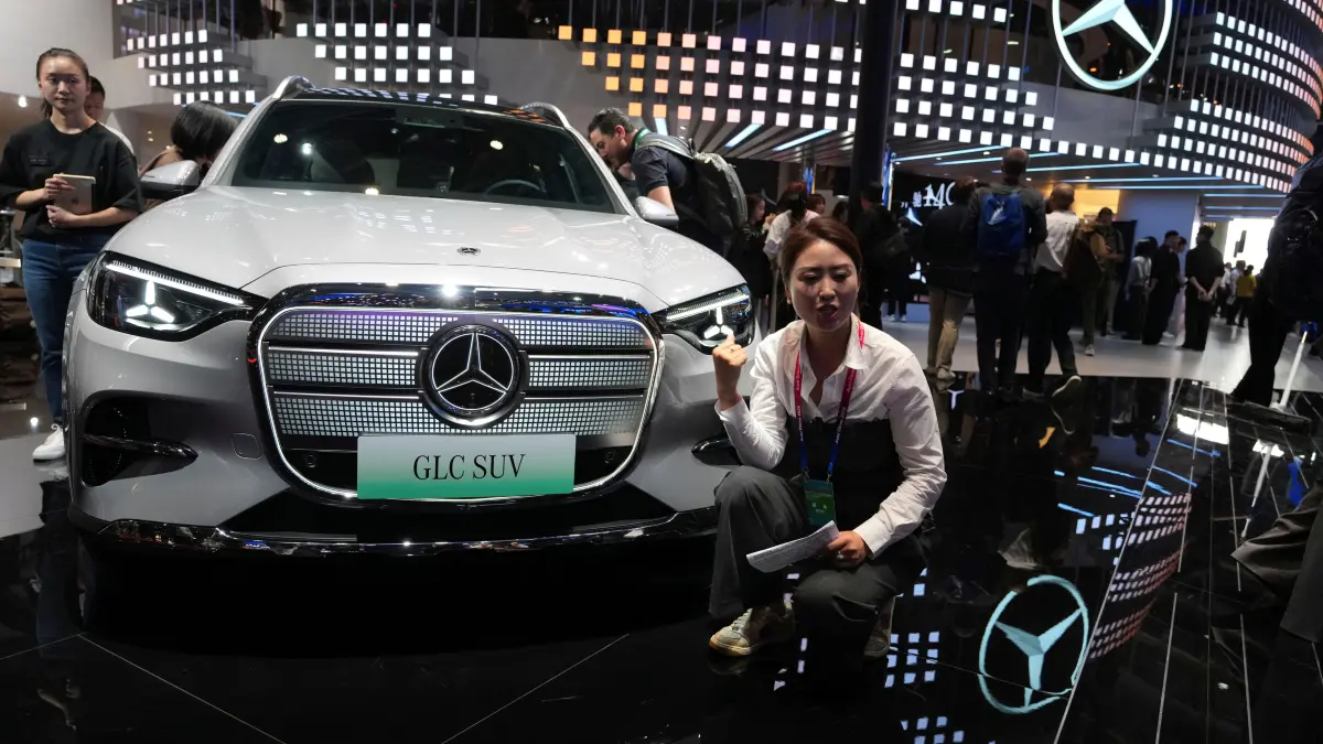 24.04.2026, China, Peking: Ein Vlogger wirbt für den GLC SUV am Stand von Mercedes-Benz während der Auto China 2026 in der chinesischen Hauptstadt. Foto: Ng Han Guan/AP/dpa +++ dpa-Bildfunk +++