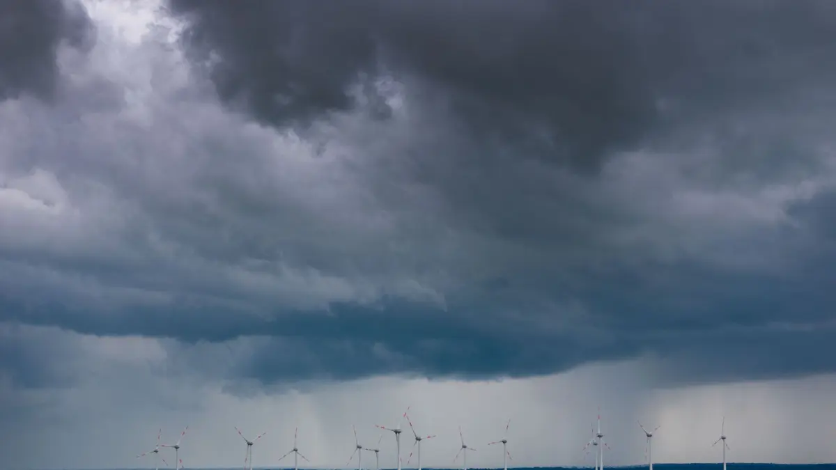 Gewitter über Norddeutschland: 04.06.2026, Mecklenburg-Vorpommern, Neuendorf: Dunkle Gewitterwolken ziehen über einen Windpark (Luftaufnahme mit Drohne). Der Deutsche Wetterdienst warnt in Mecklenburg-Vorpommern vor Hagel, Sturm und Starkregen. Foto: Jens Büttner/dpa +++ dpa-Bildfunk +++