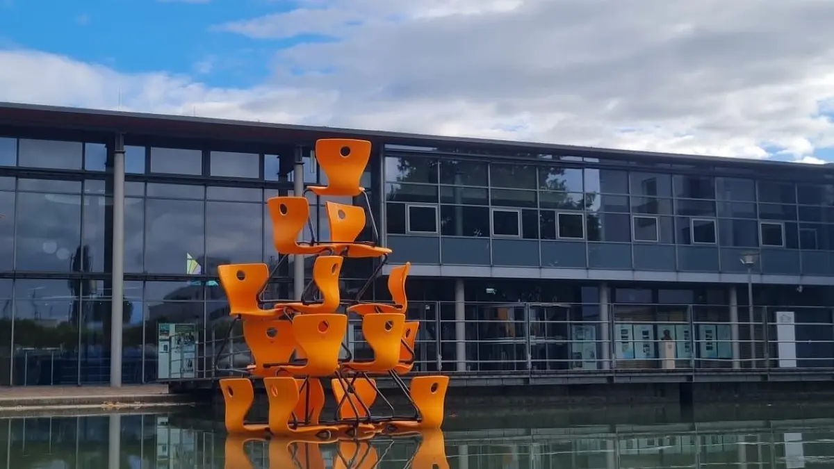 Unbekannte haben am Marktplatz von Freiberg am Neckar aus losen Stühlen, die über die Innenstadt verteilt stehen, eine Pyramide im See gebaut.