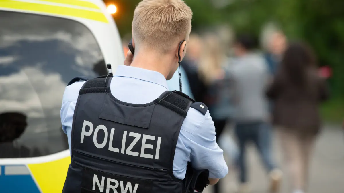 Sperrung der Bonner Nordbruecke der A 565 ueber den Rhein: Ein Polizist steht neben seinem Streifenwagen, Feature, Symbolfoto, Randmotiv, Sperrung der Autobahnbruecke der A 565 noerdlich von Bonn ueber den Rhein, *** A policeman stands next to his patrol car, feature, symbolic photo, marginal motif, closure of the highway bridge of the A 565 north of Bonn over the Rhine,